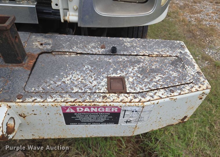 image for item EU3699 2003 International 7400 digger derrick truck