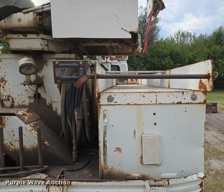 image for item EU3699 2003 International 7400 digger derrick truck