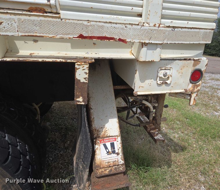 image for item EU3699 2003 International 7400 digger derrick truck