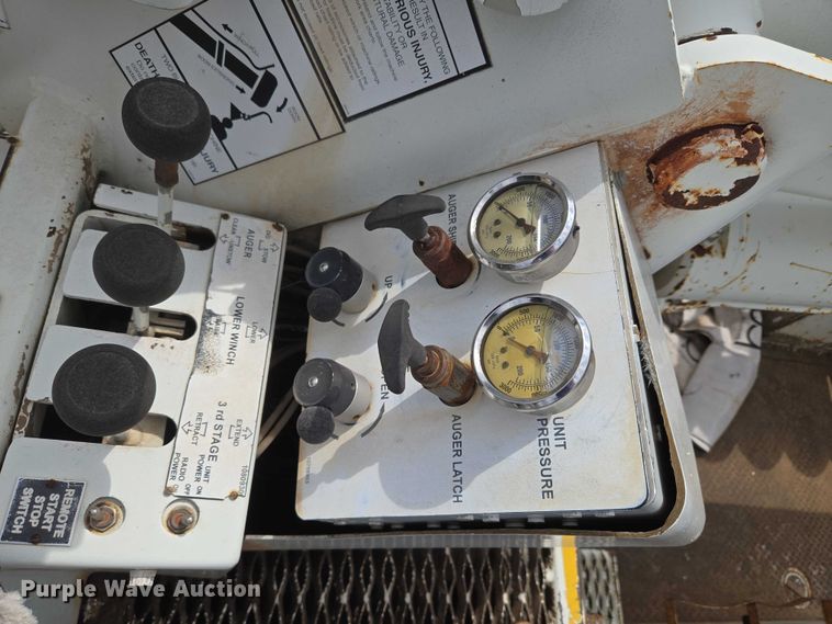 image for item EU3699 2003 International 7400 digger derrick truck