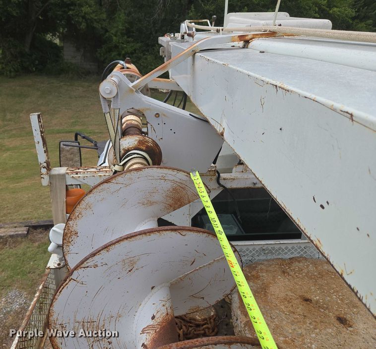 image for item EU3699 2003 International 7400 digger derrick truck