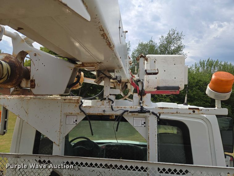 image for item EU3699 2003 International 7400 digger derrick truck