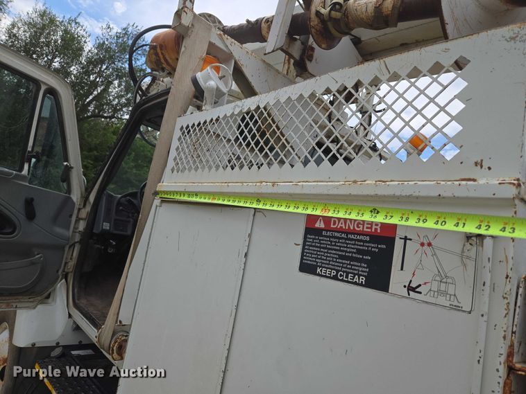 image for item EU3699 2003 International 7400 digger derrick truck