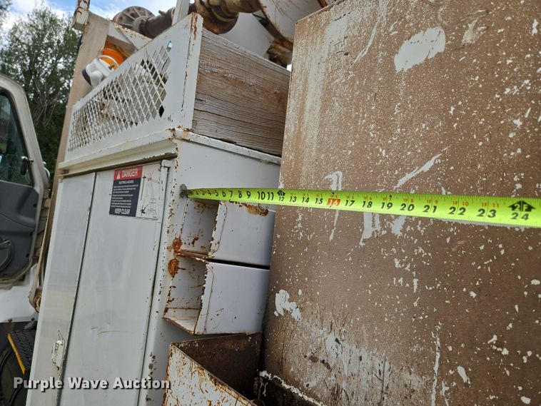 image for item EU3699 2003 International 7400 digger derrick truck