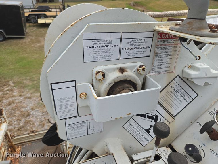 image for item EU3699 2003 International 7400 digger derrick truck