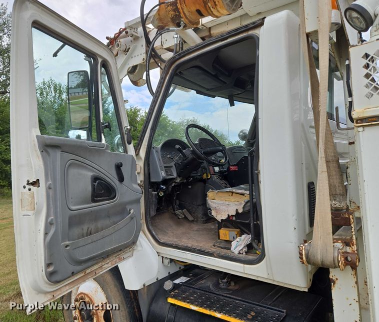 image for item EU3699 2003 International 7400 digger derrick truck