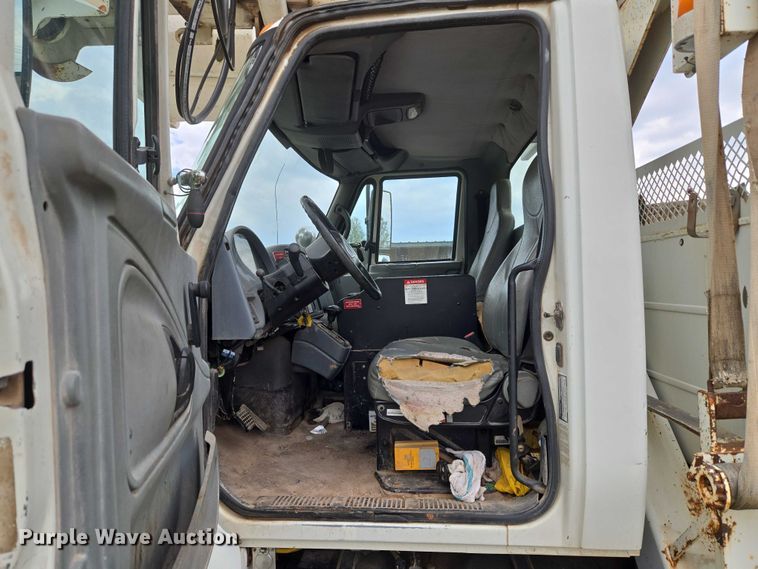 image for item EU3699 2003 International 7400 digger derrick truck