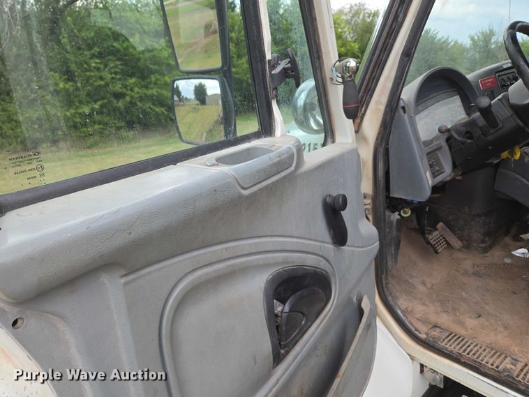 image for item EU3699 2003 International 7400 digger derrick truck