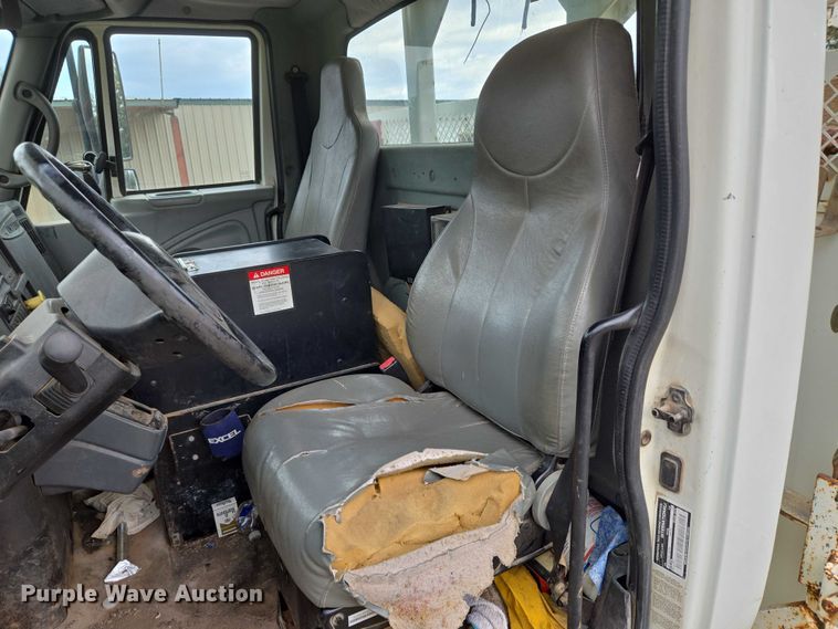 image for item EU3699 2003 International 7400 digger derrick truck