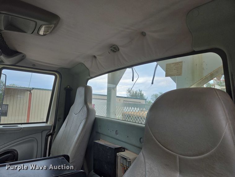 image for item EU3699 2003 International 7400 digger derrick truck