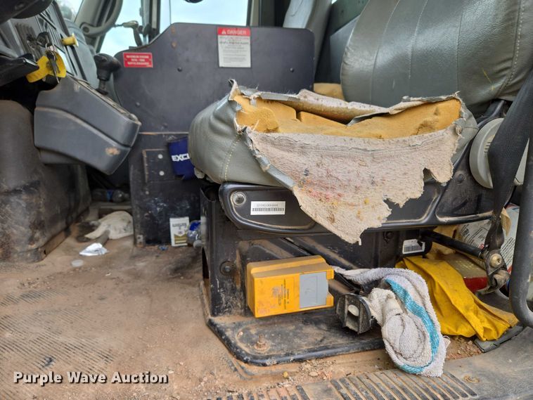 image for item EU3699 2003 International 7400 digger derrick truck