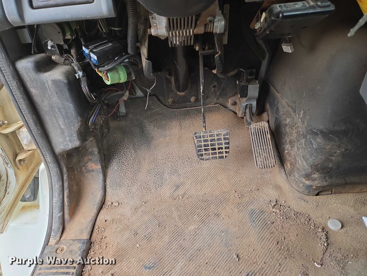 image for item EU3699 2003 International 7400 digger derrick truck