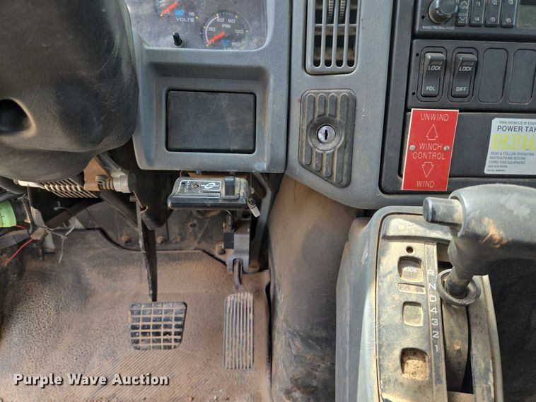 image for item EU3699 2003 International 7400 digger derrick truck