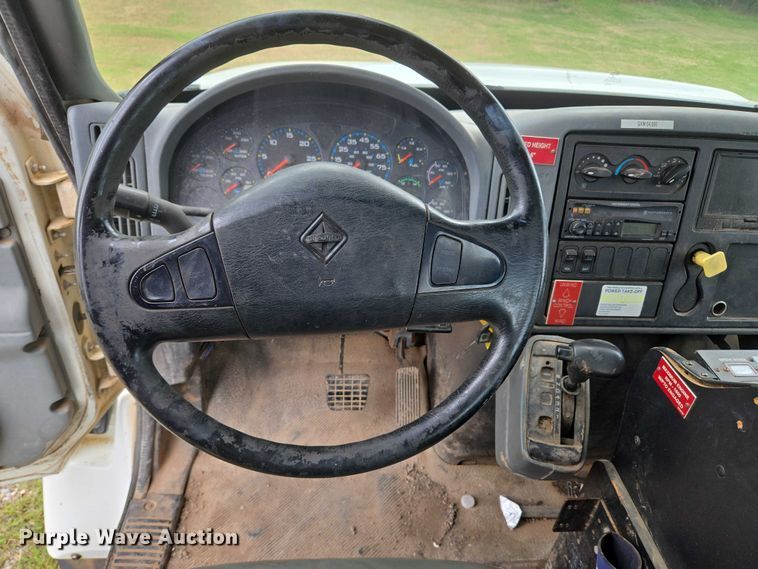 image for item EU3699 2003 International 7400 digger derrick truck