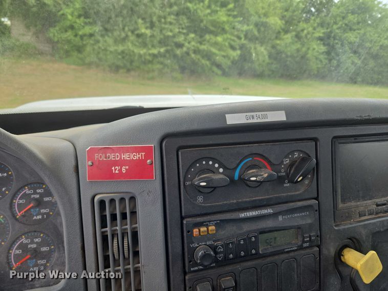 image for item EU3699 2003 International 7400 digger derrick truck