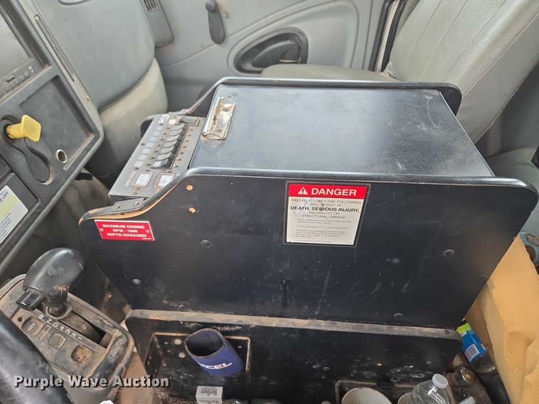 image for item EU3699 2003 International 7400 digger derrick truck