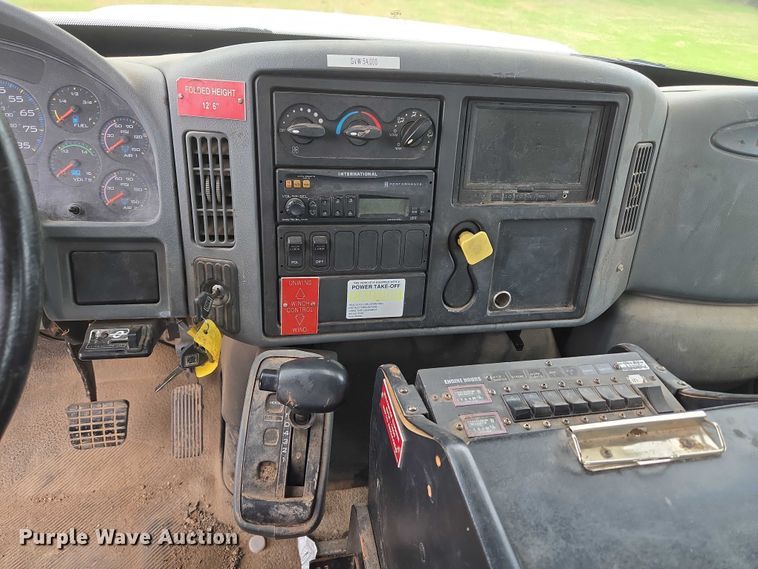 image for item EU3699 2003 International 7400 digger derrick truck