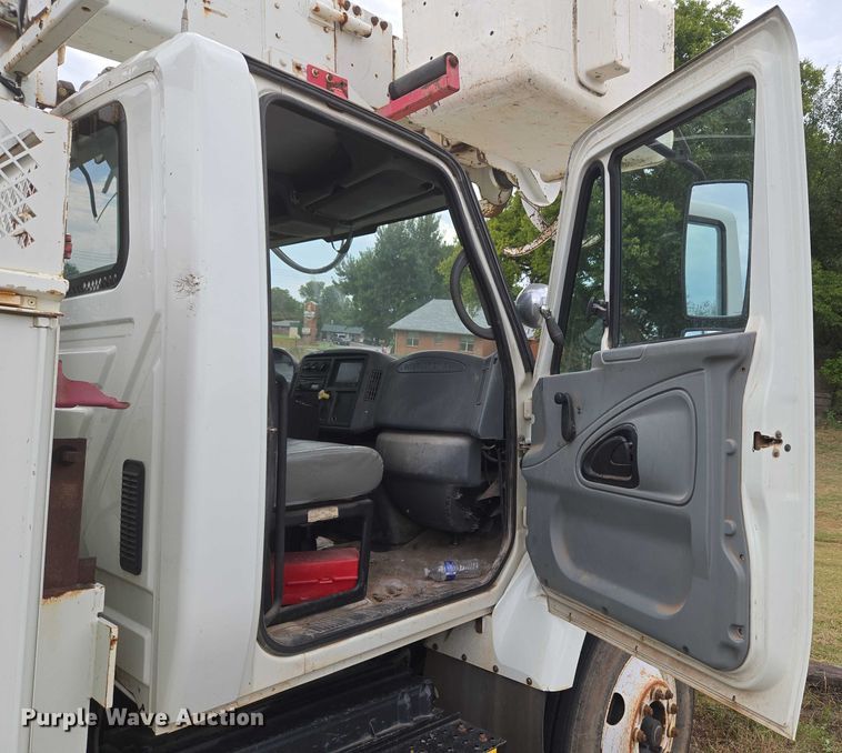 image for item EU3699 2003 International 7400 digger derrick truck