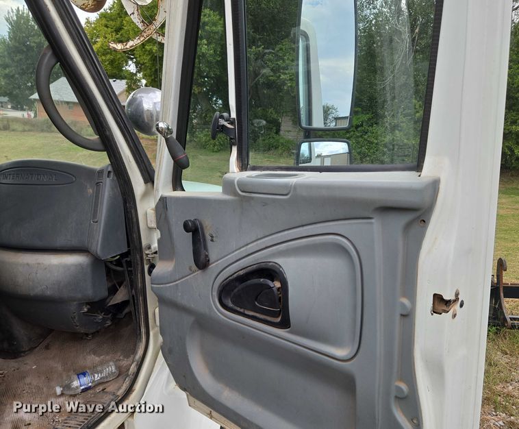 image for item EU3699 2003 International 7400 digger derrick truck