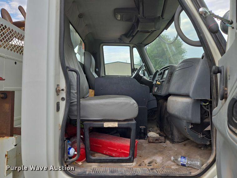 image for item EU3699 2003 International 7400 digger derrick truck