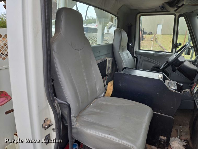 image for item EU3699 2003 International 7400 digger derrick truck