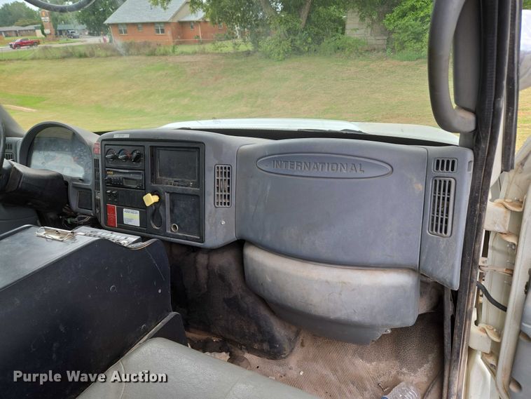 image for item EU3699 2003 International 7400 digger derrick truck