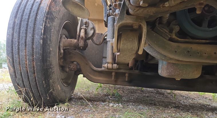 image for item EU3699 2003 International 7400 digger derrick truck