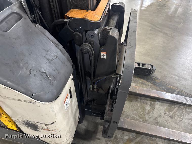 image for item EV1836 Crown RMD6095S-32 reach truck