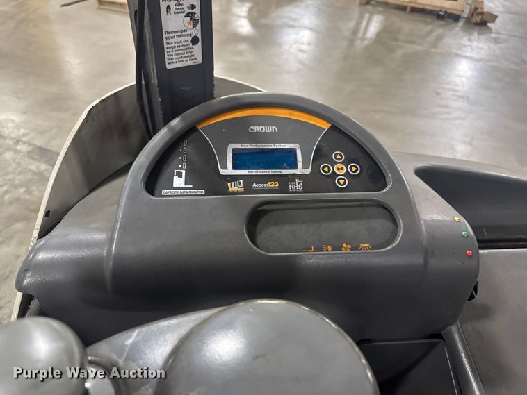 image for item EV1836 Crown RMD6095S-32 reach truck