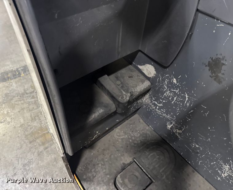 image for item EV1837 Crown RMD6095S-32 reach truck