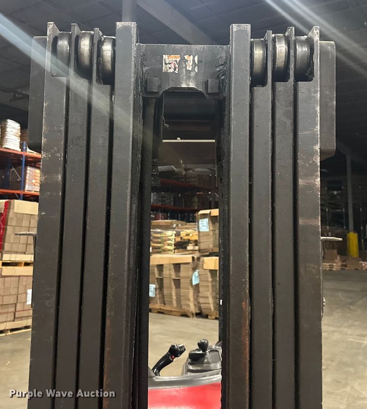 image for item EV1843 Raymond 425-C400M forklift