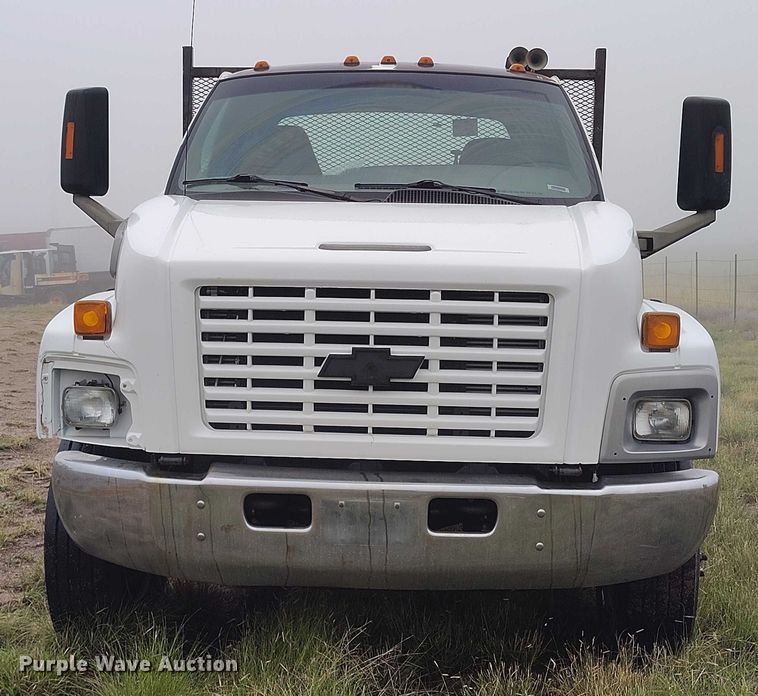image for item IP9663 2006 Chevrolet C7500 hydraulic tail flatbed truck