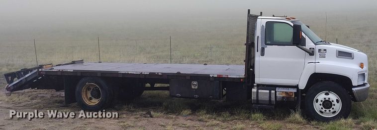 image for item IP9663 2006 Chevrolet C7500 hydraulic tail flatbed truck