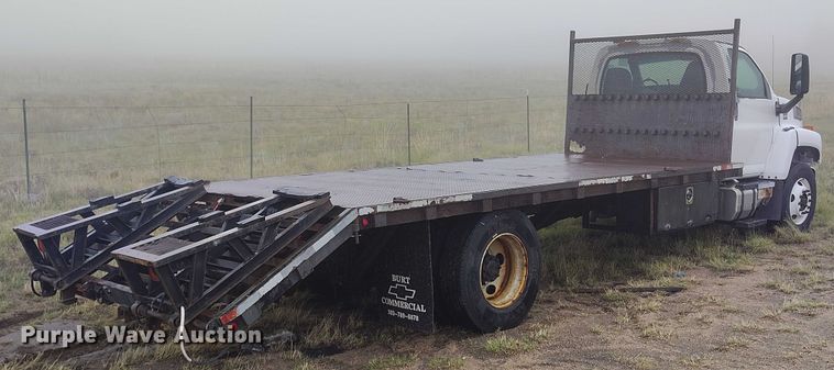 image for item IP9663 2006 Chevrolet C7500 hydraulic tail flatbed truck