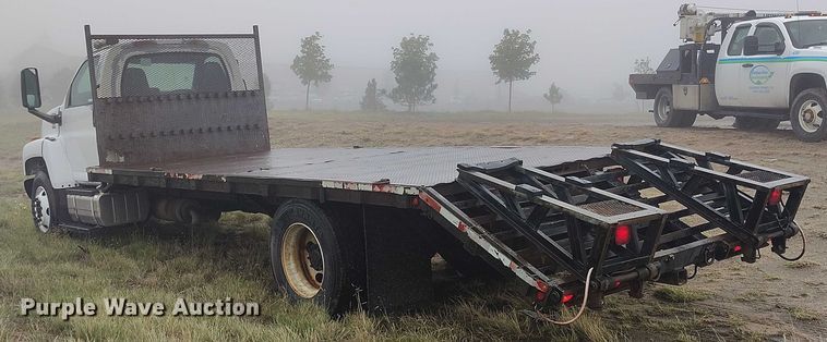 image for item IP9663 2006 Chevrolet C7500 hydraulic tail flatbed truck