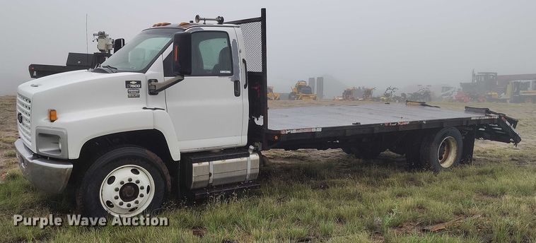 image for item IP9663 2006 Chevrolet C7500 hydraulic tail flatbed truck