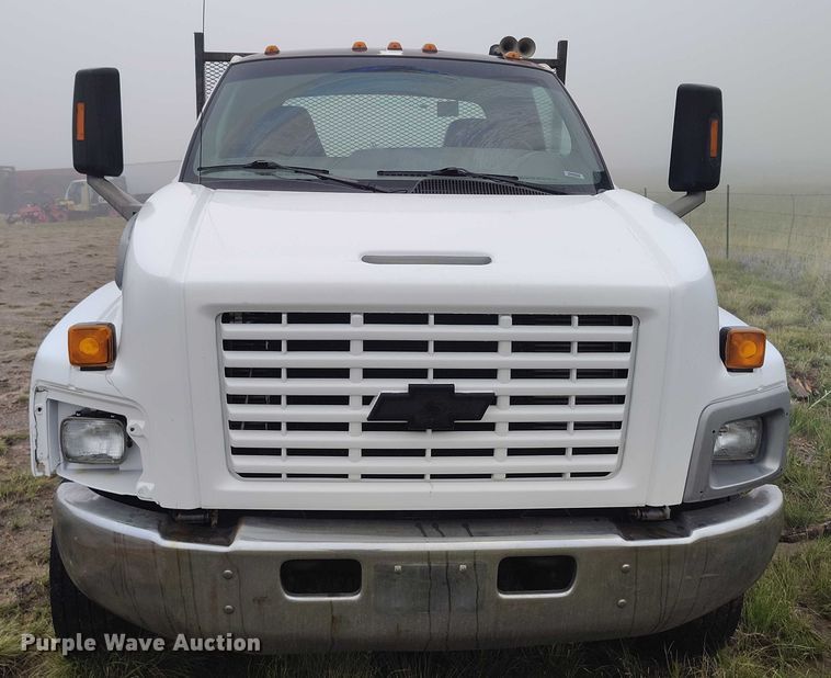 image for item IP9663 2006 Chevrolet C7500 hydraulic tail flatbed truck