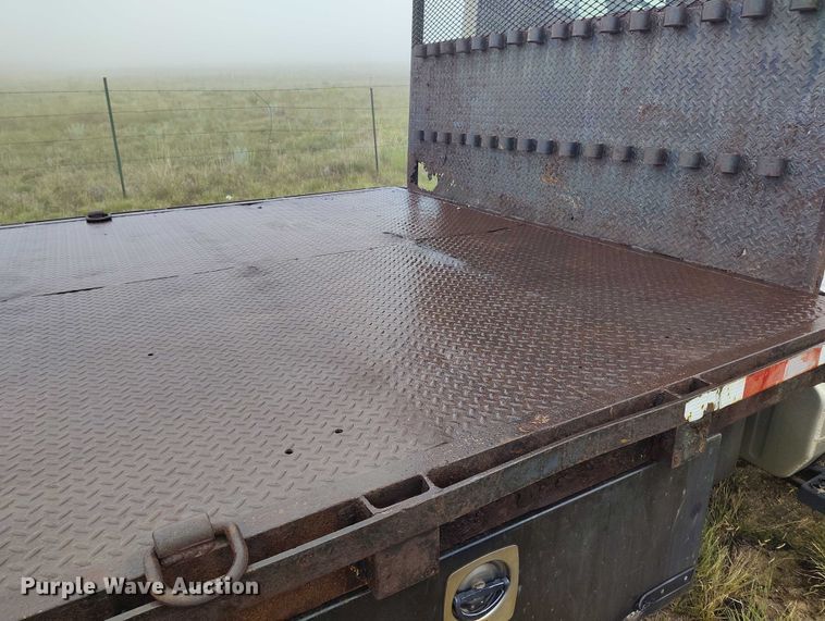 image for item IP9663 2006 Chevrolet C7500 hydraulic tail flatbed truck