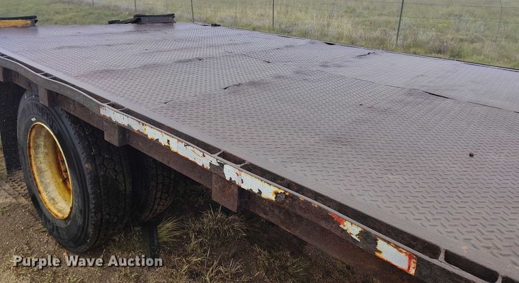 image for item IP9663 2006 Chevrolet C7500 hydraulic tail flatbed truck