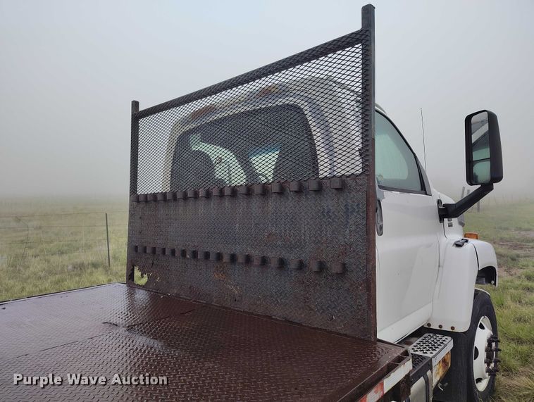 image for item IP9663 2006 Chevrolet C7500 hydraulic tail flatbed truck