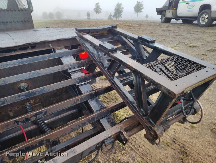 image for item IP9663 2006 Chevrolet C7500 hydraulic tail flatbed truck