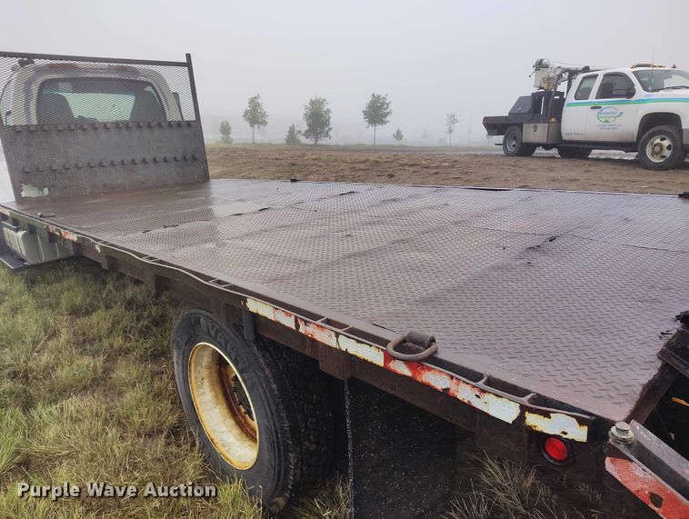 image for item IP9663 2006 Chevrolet C7500 hydraulic tail flatbed truck