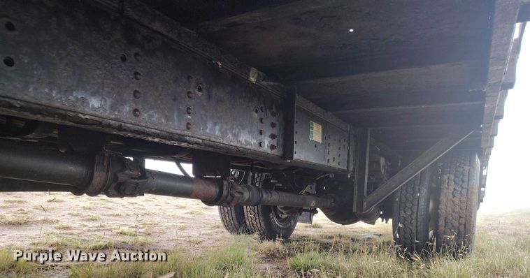 image for item IP9663 2006 Chevrolet C7500 hydraulic tail flatbed truck