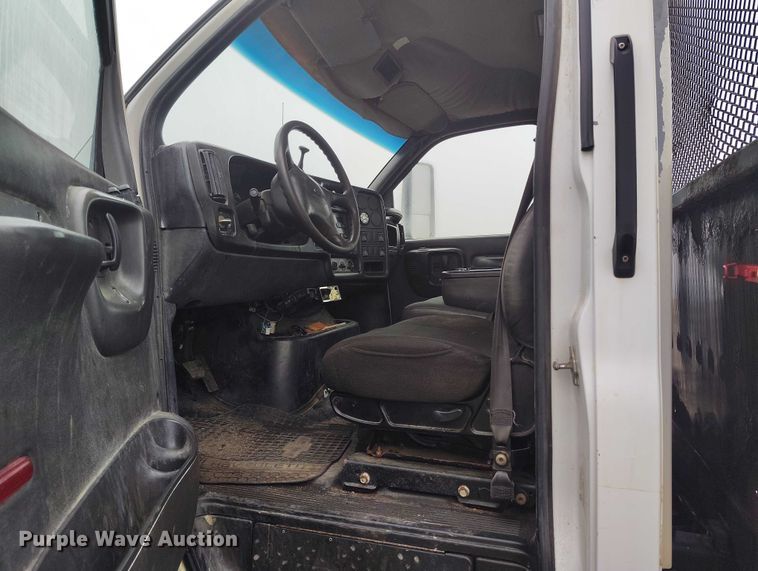 image for item IP9663 2006 Chevrolet C7500 hydraulic tail flatbed truck