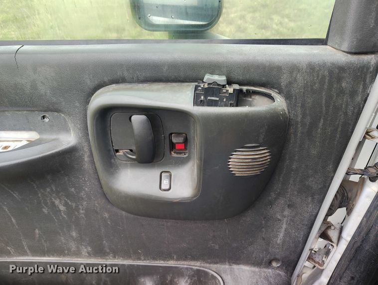 image for item IP9663 2006 Chevrolet C7500 hydraulic tail flatbed truck