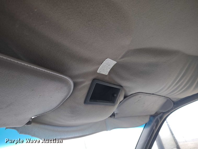 image for item IP9663 2006 Chevrolet C7500 hydraulic tail flatbed truck