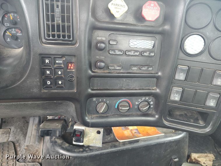 image for item IP9663 2006 Chevrolet C7500 hydraulic tail flatbed truck