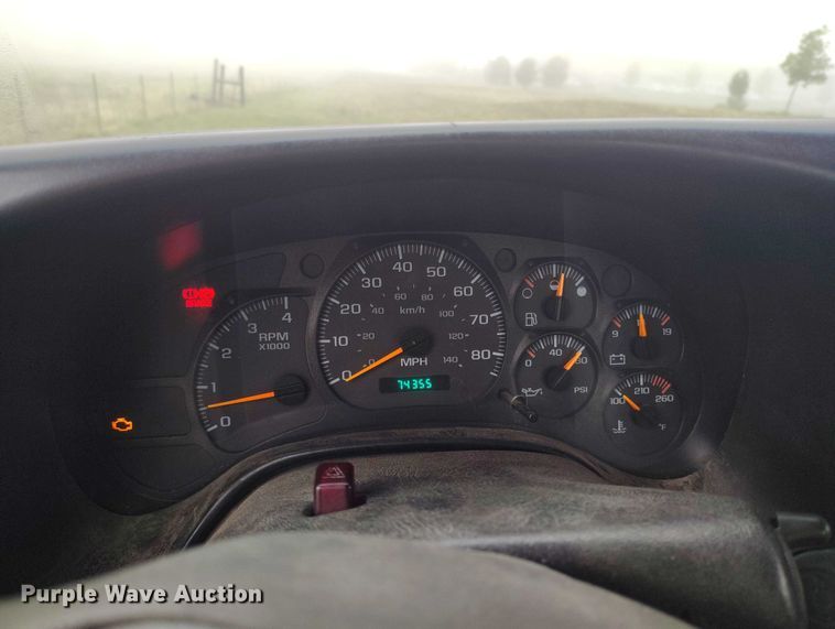 image for item IP9663 2006 Chevrolet C7500 hydraulic tail flatbed truck