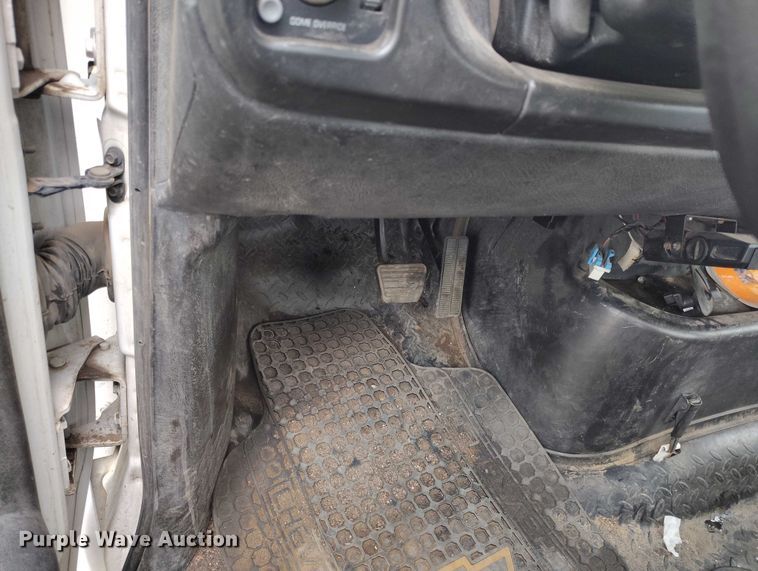 image for item IP9663 2006 Chevrolet C7500 hydraulic tail flatbed truck