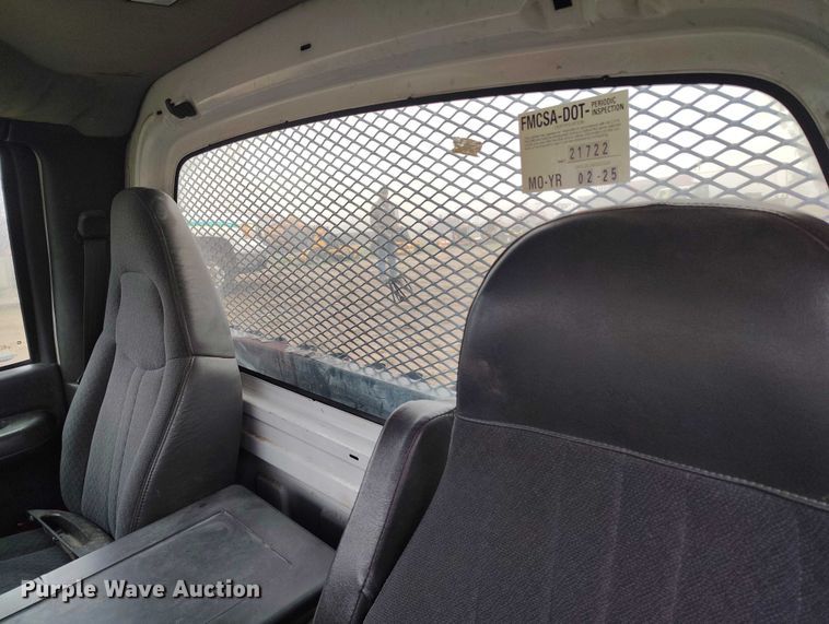 image for item IP9663 2006 Chevrolet C7500 hydraulic tail flatbed truck